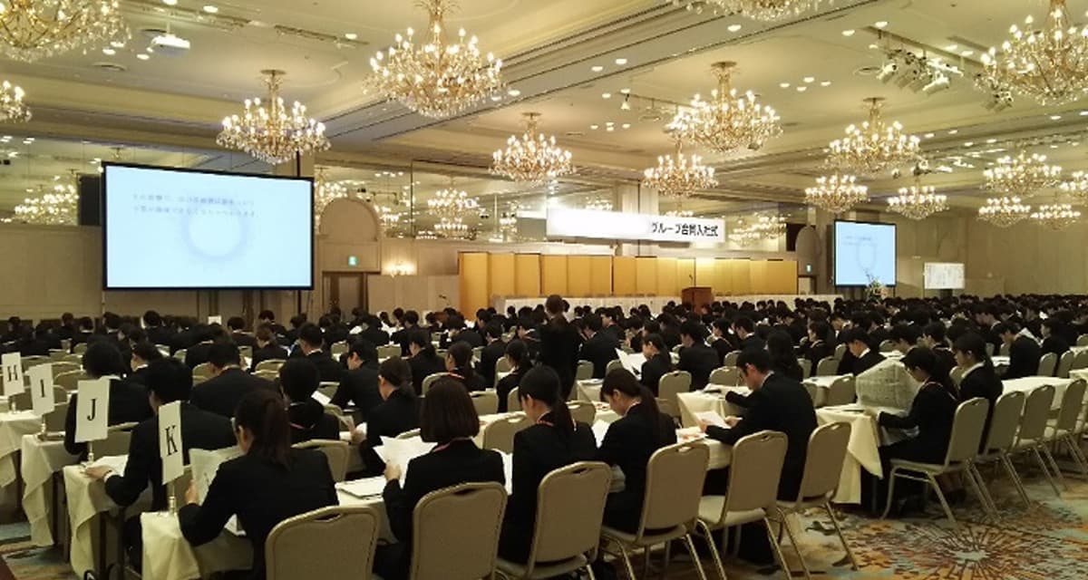 ドラッグストアチェーン　合同入社式